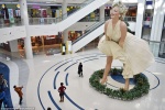 Choáng với bức tượng Marilyn Monroe bị tốc váy cao 8m