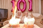 2 cụ bà song sinh suýt làm cháy nhà vì cắm 202 ngọn nến mừng sinh nhật
