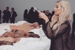 Kim Kardashian hứng 'gạch đá' khi đăng ảnh tượng sáp khỏa thân của Taylor Swift