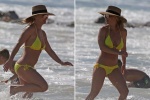 Britney Spears thả dáng trên bãi biển Hawaii