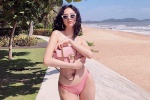 Thời trang đi biển sexy của Angela Phương Trinh