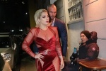 Đi ăn tối, Lady Gaga mặc lộng lẫy điệu đà như diễn catwalk 
