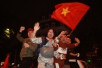 Hàng vạn người dân Thủ đô đổ ra đường ăn mừng chiến thắng lịch sử của Tuyển U23 Việt Nam