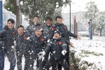 Cầu thủ U23 Việt Nam vui đùa, nghịch tuyết trước trận chung kết