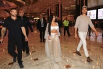 Kim mặc xuyên thấu, được dàn vệ sĩ hộ tống vào khách sạn ở Las Vegas