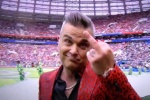 Khó hiểu: Robbie Williams giơ 'ngón tay thối' vào máy quay ở World Cup