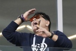 Maradona phì phèo hút thuốc, đeo hai đồng hồ khi tới sân cổ vũ Argentina