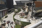 Kinh hoàng khoảnh khắc trung tâm thương mại hạng sang mới khai trương đã đổ sập