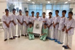 Đội bóng nhí Thái Lan cúi đầu trước chân dung đặc nhiệm tử nạn