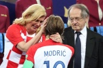 Tổng thống Croatia được khen 'đẳng cấp' khi lau nước mắt cho cầu thủ