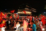 Hàng vạn người dân Thủ đô đổ ra đường ăn mừng chiến thắng lịch sử của Olympic Việt Nam