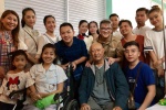 Lệ Quyên, Đàm Vĩnh Hưng đến bệnh viện trao tặng tiền cho Mai Phương, Lê Bình