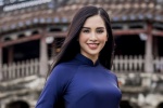 Hoa hậu Trần Tiểu Vy diện áo dài dạo phố cổ Hội An