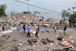 Hiện trường đổ nát sau động đất và sóng thần tại Indonesia