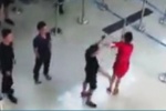 Nữ nhân viên hàng không bị tát, đạp: Sao an ninh sân bay chậm thế?
