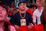Phúc XO đeo 13 kg vàng ra phố cổ vũ tuyển Việt Nam