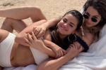 Selena Gomez lộ thân hình mũm mĩm khi mặc bikini
