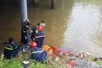 Vụ xe khách lao xuống sông ở Thanh Hoá: Thợ lặn đang tìm người dưới sông 