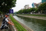 Sông Tô Lịch đổi sắc xanh sau khi nhận nước từ hồ Tây