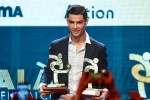 C.Ronaldo nhận giải Cầu thủ xuất sắc nhất Serie A