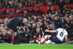 HLV Mourinho suýt gãy chân khi va chạm với cầu thủ Man Utd 
