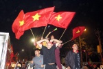 Hàng vạn người dân Thủ đô xuống đường ăn mừng HCV bóng đá nam SEA Games