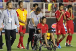 Ngôi sao số 1 Indonesia bật khóc, ngồi xe lăn để nhận huy chương 