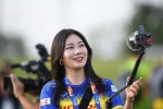 Nữ phóng viên Hàn Quốc gây sốt ở buổi tập của U23 Việt Nam