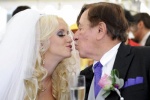 Người mẫu Playboy 24 tuổi kết hôn với tỷ phú 81 tuổi