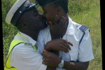 Tranh cãi về nụ hôn làm mất việc cặp đôi cảnh sát