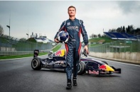 Cựu tay đua David Coulthard cùng chiếc “quái thú” F1 trình diễn ở Hà Nội