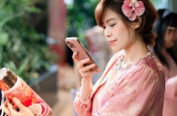 Jadify “bắt tay” họa sĩ Vương Linh ra mắt Bạch Mã Hồng Mai phiên bản giới hạn