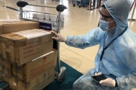 Vietnam Airlines vận chuyển 2.500 cuốn sách đến với các em nhỏ đang cách ly tại Tp.HCM