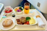 Vietnam Airlines đưa dâu tây Mộc Châu vào thực đơn trên không