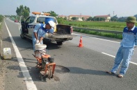 Đã khắc phục xong một số hư hỏng mặt đường trên cao tốc Nội Bài - Lào Cai 