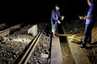 Đá rơi trên đèo Hải Vân, ngành Đường sắt tạm dừng chạy tàu