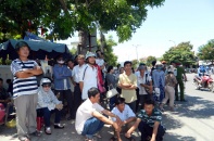 Phụ huynh đội nắng hơn 40 độ chờ con thi THPT Quốc gia