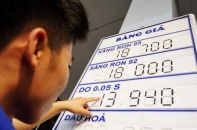 Giá xăng giảm nhẹ, giá dầu tăng