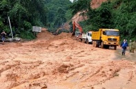 Mưa lũ gây sạt lở nghiêm trọng trên Quốc lộ 14