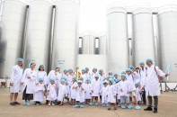 Vinamilk tổ chức hoạt động “Cùng con khám phá siêu nhà máy sữa” cho con của nhân viên công ty