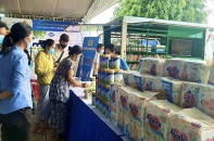 Nutifood và Quỹ Phát triển tài năng Việt tặng quà cho công nhân Bình Dương 