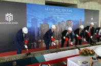 Grand Marina Saigon cất nóc tòa tháp đầu tiên