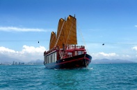 Du thuyền phong cách vua Bảo Đại trên vịnh Nha Trang