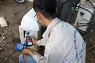 Ngày nắng nóng, thợ sửa điều hòa “hốt bạc”