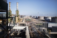 Tình trạng dư cung trên toàn cầu kéo giá dầu đi xuống