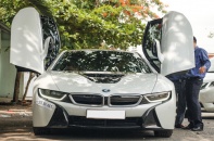 BMW i8 lăn bánh trên phố Sài Gòn