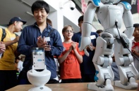Dân Nhật đổ xô đặt mua robot Rogo của FPT