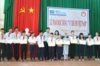Báo Đầu tư trao học bổng tại Cần Thơ