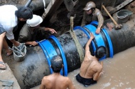Thiếu nước, Hà Nội làm đường ống nước sạch "khẩn cấp" trong 90 ngày