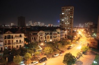 Nhà giữa phố nhưng... vỉa hè kín chỗ!